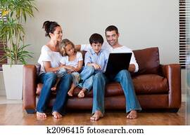 família, jogando, com, um, laptop