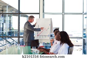 älterer manager, erklären, a, geschäftsplan