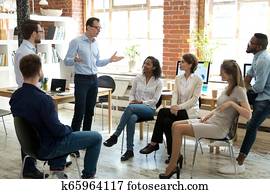 diverso, empleados, escuchar, a, macho, director, oratoria, en, grupo, reunión