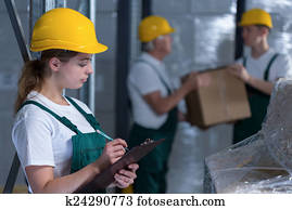 femininas, fabricando, labourer, segurando clipboard