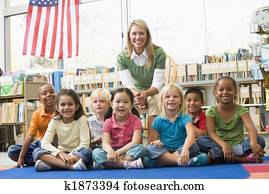 jardim infância, professor, sentando, com, crianças, em, biblioteca