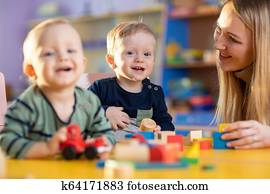 barn, grupp, leka, med, lärare, in, dagomsorg, centrera, lekrum