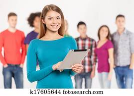 ensamblar, un, digital, age., alegre, mujer joven, tenencia, tableta de digital, mientras, el suyo, amigos, posición, fondo