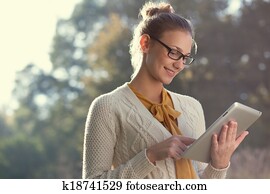 人物面部影像逼真, ......的, 愉快的婦女, 在, 眼鏡, 使用, 小塊pc, 在公園