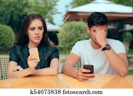 curioso, novia, verificar, novio, teléfono, recibiendo, textos, mensajes