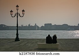 イタリア ベニス 恋人 によって 運河 女性 周りに武装する 人 首 イメージギャラリー 72 イタリア ベニス 恋人 によって 運河 女性 周りに武装する 人 首 フォト Fotosearch