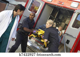 paramédico, e, doutor, descarregando, paciente, de, ambulância