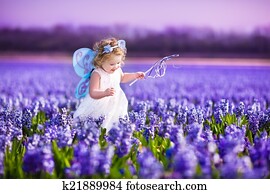 cute, toddler, menina, em, fantasia fada, em, um, flor, campo