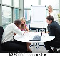 geschäftsmenschen, arbeitend zusammen, in, a, versammlung