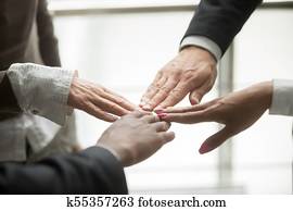 hände, von, vier, verschieden, partner, zusammenfuehren, gemeinsam, nahaufnahme, ansicht