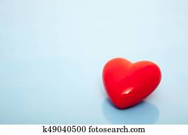 solo, corazón rojo, en, fondo azul