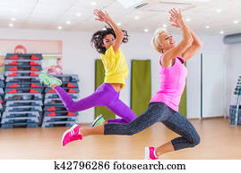 zwei, gesundheit, modelle, trainieren, in, sportraum, tanzen, Zumba. zwei, gesundheit, modelle, trainieren, in, sportraum, tanzen, Zumba.