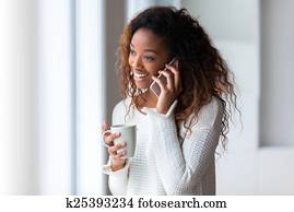 mulher americana africana, conversa num telefone móvel, -, pretas, pessoas mulher americana africana, conversa num telefone móvel, -, pretas, pessoas