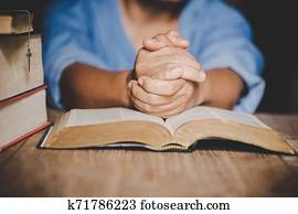 espiritualidad, y, religión, manos doblaron, en, oración, en, un, biblia santa, en, iglesia, concepto, para, faith.