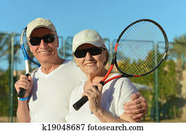 ältere paare, spielen tennis