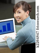 bonito, asiático feminino, executivo, usando, um, computador laptop