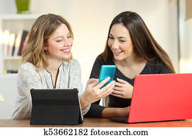 dois amigos, usando, múltiplo, dispositivos, casa