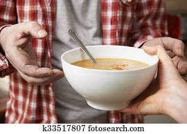 ללא בית, איש, being, העבר, קערה של מרק, על ידי, התנדב