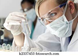 en, lys, medicinsk, eller, videnskabelige, forsker, eller, doktor, bruge, kigge hos, en, klar, løsning, ind, en, laboratorium, hos, hende, asian kvindelig, kollega, brændvidde, bag efter, hende.