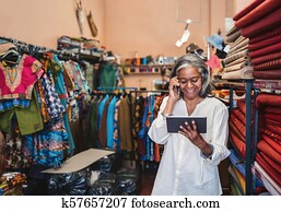 lächelnde frau, sprechen, auf, a, telefongerät, in, sie, stoff, kaufmannsladen