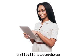 tagande, advantages, av, digital, age., tillitsfull, ung, afrikansk kvinna, arbeta på, digital tablet, och, le, medan, stående, mot, vit fond