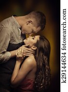 pareja joven, besar, enamorado, mujer, hombre, romántico, pasión, deseo, íntimo, emociones, amantes