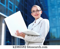 כותרת, כותרת, יפה, אישה של עסק, לעמוד, בחוץ, בנין מודרני, keywords, associate,, attractive,, beautiful,, beauty,, blue,, building,, business,, businesswoman,, career,, caucasian,, ceo,, city,, computer,, confident,, consultant,, corporate,, cute,, executive,