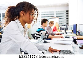 afrikanisch, geschäftsfrau, jung, büro, mit, edv