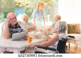 mulher sênior, falando, com, amigo