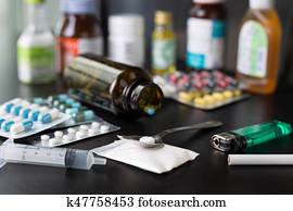 farmacêutico, medicamento, cura, em, recipiente, para, saúde, droga, siringa, e, cozinhado, heroína, ligado, colher