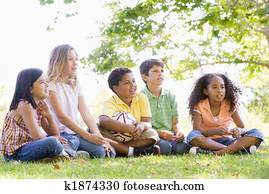 fünf, jung, freunde, sitzen, draußen, mit, fußball ball