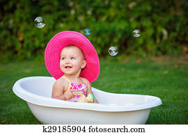 liten flicka, in, a, röd hatt, bada, in, den, bad