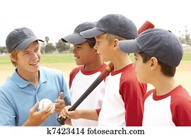 meninos jovens, em, equipe basebol, com, treinador