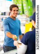 junger mann, übergabe, kreditkarte, to, a, weiblich, kassierer