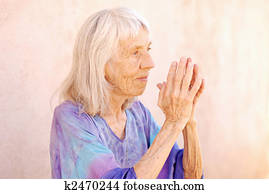 mujer mayor, namaste