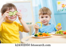 crianças comendo, em, jardim infância