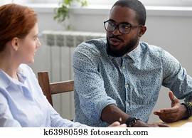 diverso, colegas, hablar, el sentarse junto, en, escritorio de oficina