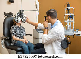 optometrist, examinando, preadolescent, menino, olhos