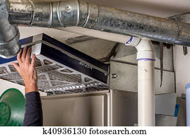 homem, substitui, um, filtro, em, um, fornalha