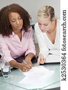 gemengde race, jonge, businesswomen, of, advocaten, ondertekening, een, contracteren