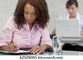 la, lielisks, sajaukts, izcelšanās, afrikānis, amerikānis, sieviete, studente, dzeltena krāsa, businesswoman, sēdēšana, uz, la, pults, un, literārs sacerējums, aizmugurē, viņai, la, ķīniete, asian, kolēģis, is, darbība, dzeršana uz vietas, la, laptop, computer.