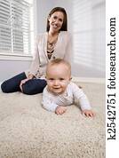 mãe, com, bebê, aprenda rastejar