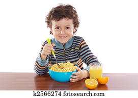 gyermekek eszik, reggeli