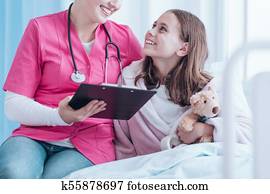 pediatra, abraçando, dela, paciente