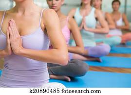 classe ioga, em, pose lotus, em, condicão física, estúdio