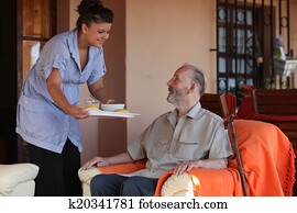 enfermera, o, ayudante, en, residencial, hogar, dar, alimento, a, hombre mayor