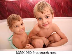 två barn, in, bad