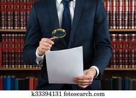 advogado, examinando, documentos legais, com, lupa