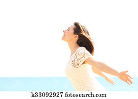 mulher feliz, desfrutando, a, vento, e, respirar, ar fresco