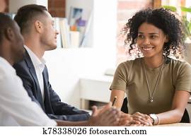 sonriente, americano africano, candidato, en, entrevista de trabajo, con, hora, directores